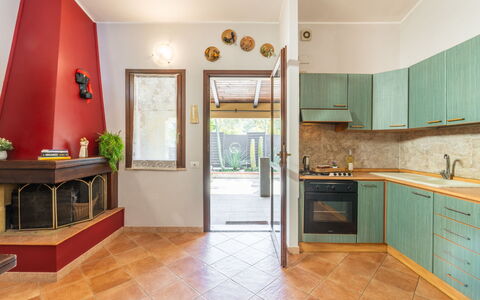 Villasimius 683: Countertop, Cabinetry, Ejendom, Møbel, Bygning, Træ, Indretning, Belysning, Køkken, Bord