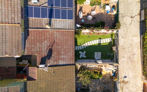 Porru: Bygning, Daytime, Ejendom, Himmel, Vand, Plante, Vindue, Svømmepøl, Træ, Urban Design