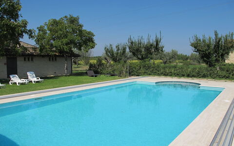 Villa Assisi: Vand, Himmel, Ejendom, Plante, Svømmepøl, Azure, Skygge, Rektangel, Bygning, Træ