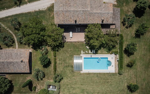 Villa Assisi: Ejendom, Bygning, Plante, Træ, Land Lot, Urban Design, Græs, Hus, Biome, Boligområde