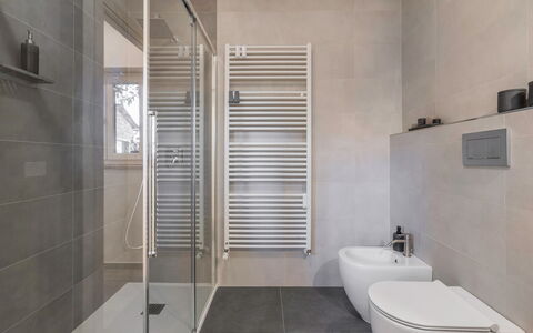 Il Nespolo Charming Apartment Fonterutoli - Siena,: Tap, Sanitærarmatur, Badeværelse, Bygning, Indretning, Etage, Gulvbelægning, Kompositmateriale, Væg