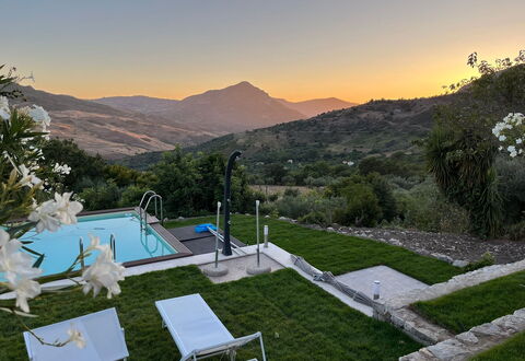 Casa Santa Venera: Himmel, Plante, Ejendom, Bjerg, Træ, Udendørs Møbler, Svømmepøl, Græs, Fritid, Landskab