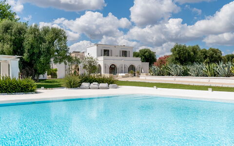 Masseria Isaia: Vand, Sky, Himmel, Plante, Ejendom, Bygning, Azure, Træ, Svømmepøl, Græs