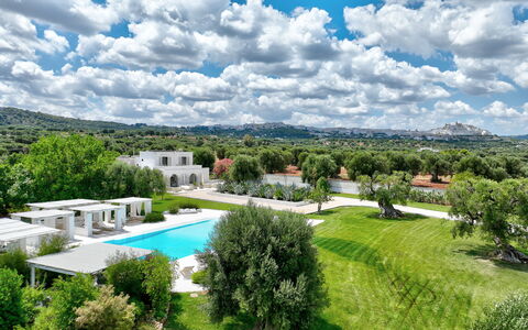 Masseria Isaia: Sky, Himmel, Plante, Vand, Daytime, Bygning, Natur, Træ, Azure, Naturlige Landskab