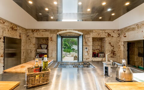 Masseria Isaia: Bord, Møbel, Plante, Countertop, Stueplante, Indretning, Træ, Køkken, Stol, Stue