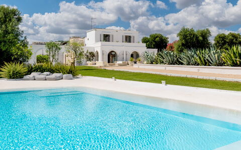 Masseria Isaia: Sky, Vand, Himmel, Ejendom, Plante, Azure, Natur, Bygning, Svømmepøl, Græs
