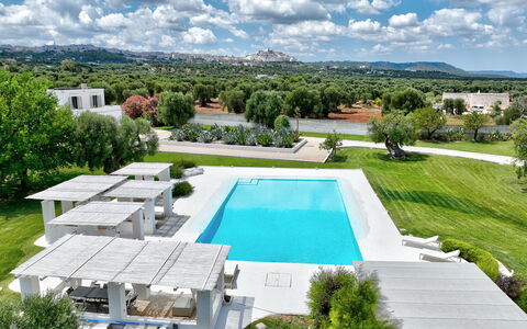 Masseria Isaia: Vand, Sky, Himmel, Ejendom, Plante, Svømmepøl, Azure, Træ, Bygning, Urban Design