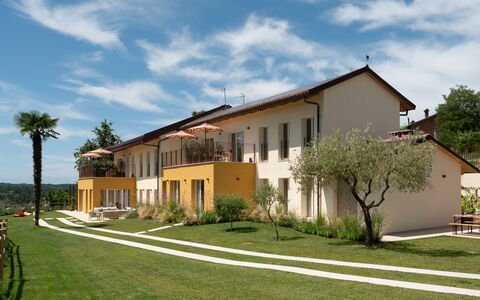 Casa Gallo - Roero - Langhe, Piemonte: Sky, Plante, Himmel, Bygning, Vindue, Træ, Dør, Land Lot, Hus, Græs