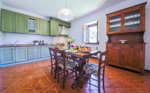 Villa Niccone: Møbel, Bord, Cabinetry, Træ, Stol, Belysning, Indretning, Countertop, Køkken, Gulvbelægning