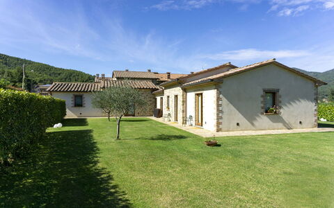 Villa Niccone: Sky, Plante, Himmel, Bygning, Vindue, Hus, Land Lot, Græs, Landskab