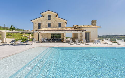 Villa Aso: Himmel, Ejendom, Vand, Azure, Arkitektur, Fritid, Træ, Plante, Hus, Landskab