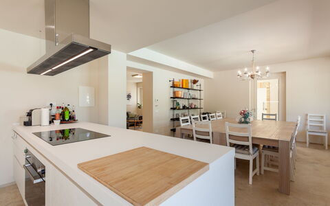 Villa Aso: Møbel, Indretning, Gulvbelægning, Countertop, Køkken, Etage, Væg, Træ, Loft, Køkken & Spisebord
