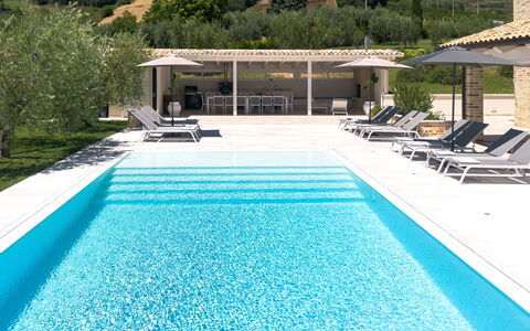 Villa Aso: Svømmepøl, Udendørs Møbler, Udvej, Kompositmateriale, Eco Hotel, Liggestol, Skygge, Thermae, Landscaping, Stol