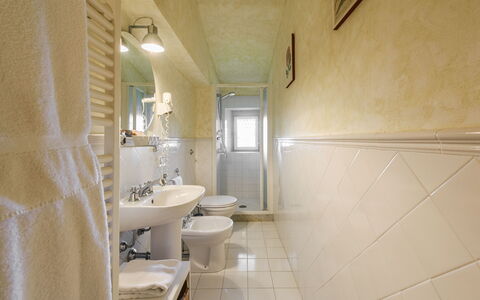 Villa Badiuzza: Spejl, Sanitærarmatur, Ejendom, Tap, Bygning, Håndvask, Badeværelse, Indretning, Badeværelsesvask, Toilet