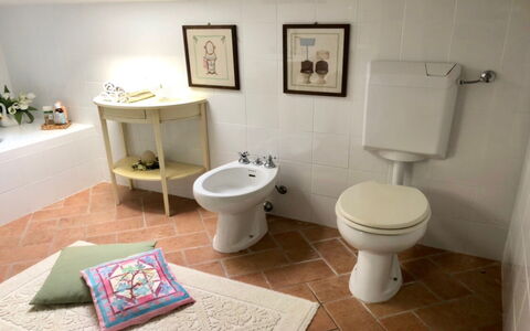 Villa Carsuga: Sanitærarmatur, Toiletbræt, Toilet, Purple, Bygning, Badeværelse, Plante, Hus, Gulvbelægning, Indretning