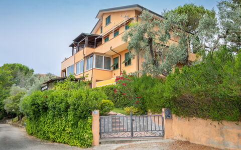 Montescudaio 300: Møbel, Køkken & Spisebord, Stol, Etage, Hav, Altan, Ocean, Udvej, Eco Hotel, Spisestue