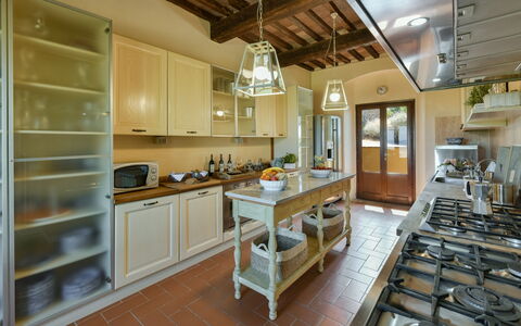 Villa Bagnoli: Cabinetry, Ejendom, Køkken Apparat, Køkken, Bord, Countertop, Komfur, Bygning, Træ, Arkitektur