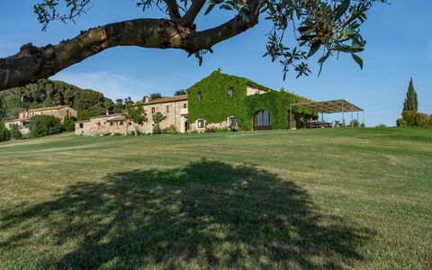 Villa Bagnoli: Himmel, Plante, Ejendom, Træ, Naturlige Landskab, Blad, Bygning, Land Lot, Græs, Vegetationen