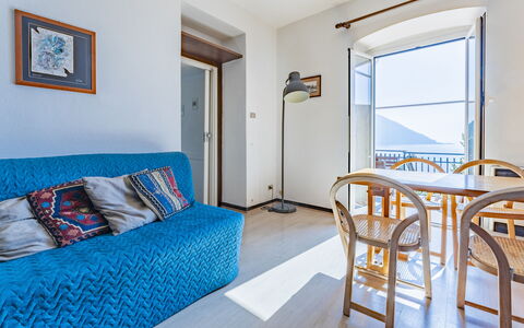 A Due Passi da Camogli, Seaview with Terrace, Wifi: Møbel, Ejendom, Bord, Billedramme, Blå, Azure, Træ, Komfort, Indretning