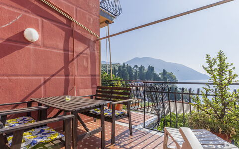 A Due Passi da Camogli, Seaview with Terrace, Wifi: Himmel, Bord, Ejendom, Bygning, Plante, Træ, Vand, Træ, Skygge, Udendørs Møbler