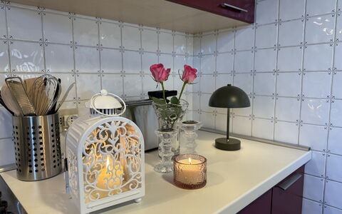 Casa Toto: Indretning, Køkken, Glas, Flise, Stueplante, Blomsterkrukke, Cabinetry, Countertop, Maling