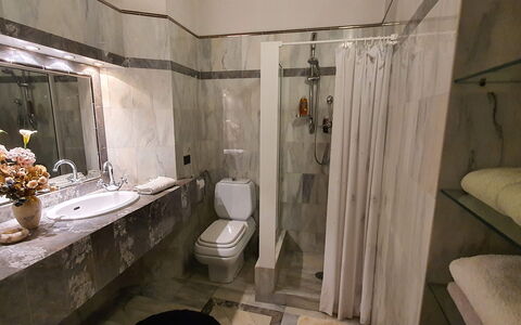La Colonna: Spejl, Sanitærarmatur, Tap, Håndvask, Bygning, Badeværelse, Shower Rod, Indretning, Bruser, Etage