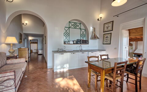 Villa Cona: Bord, Møbel, Couch, Stol, Træ, Billedramme, Indretning, Arkitektur, Cabinetry, Stue