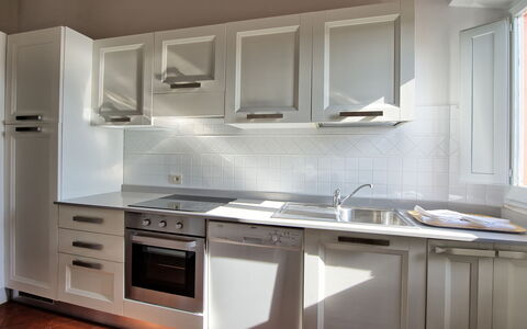 Villa Cona: Cabinetry, Køkkenvask, Countertop, Håndvask, Tap, Bygning, Komfur, Køkken, Træ, Indretning