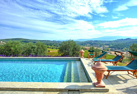 Villa Cona: Vand, Sky, Himmel, Plante, Svømmepøl, Blå, Azure, Udendørs Møbler, Træ, Rektangel