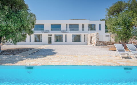 Casa Di Veronica: Ejendom, Bygning, Vand, Plante, Vindue, Himmel, Dør, Azure, Skygge, Træ