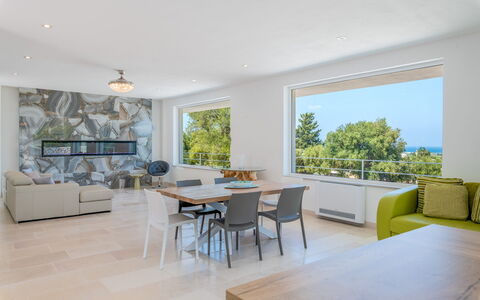 Casa Di Veronica: Bord, Couch, Møbel, Plante, Træ, Stol, Stue, Gulvbelægning, Etage, Skygge