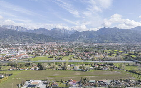 La Bouganville, Forte Dei Marmi, Private Garden, W: Bjergrige Landskabsformer, Bjerg, Bakke, Bjergkæde, Highland, Horisont, Landskab, Kam, Sky, Hill Station