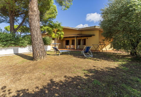 Argentario Giannella Apartment- Orbetello, Toscana: Plante, Bygning, Ejendom, Himmel, Vindue, Træ, Skygge, Land Lot, Hus, Sky