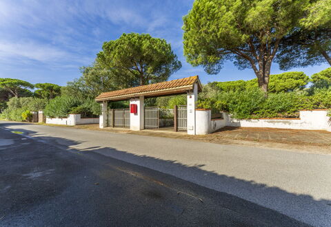 Giannella Apartment - Orbetello, Toscana: Himmel, Sky, Ejendom, Plante, Vejbelægning, Træ, Asfalt, Skygge, Land Lot, Kvarter