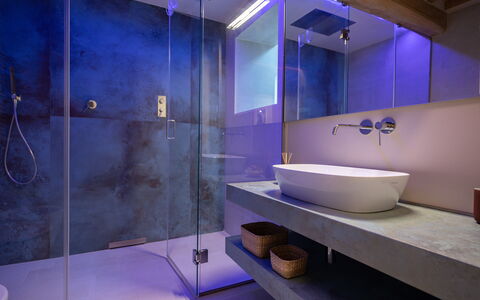 Villa Luana: Spejl, Tap, Ejendom, Håndvask, Sanitærarmatur, Purple, Blå, Azure, Badeværelse, Bygning