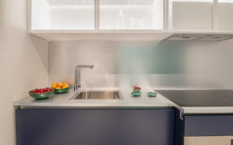 Villa Clementina: Køkkenvask, Tap, Cabinetry, Countertop, Håndvask, Vindue, Sanitærarmatur, Køkken, Indretning, Line