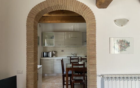 Villa Le Ripe Apartments - Gambassi Terme, Toscana: Ejendom, Træ, Indretning, Bord, Bygning, Etage, Stol, Gulvbelægning, Materielle Værdier, Køkken