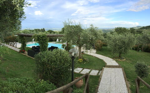 Villa Le Ripe Apartments - Gambassi Terme, Toscana: Plante, Sky, Himmel, Plantesamfund, Naturlige Landskab, Land Lot, Træ, Busk, Landskab, Bunddække