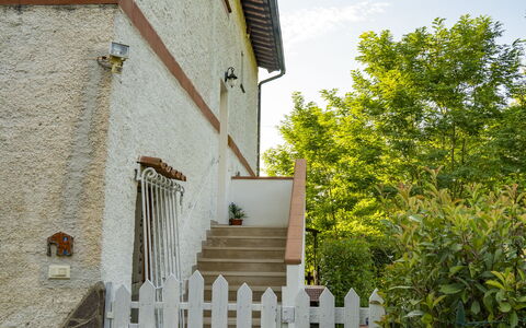 Podere Vallino: Sky, Himmel, Ejendom, Plante, Bygning, Træ, Træ, Hegn, Vejbelægning, Hus