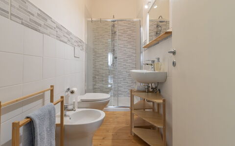Il Colle Sul Mare Holiday Home: Tap, Sanitærarmatur, Håndvask, Ejendom, Badeværelsesvask, Badeværelse, Indretning, Etage
