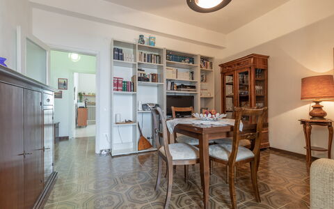 Il Colle Sul Mare Holiday Home: Møbel, Billedramme, Bord, Træ, Indretning, Reoler, Etage, Gulvbelægning, Stue, Hårdttræ