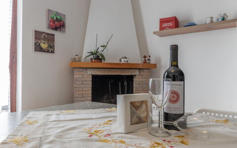 Il Colle Sul Mare Holiday Home: Flaske, Bord, Billedramme, Drinkware, Træ, Barware, Cabinetry, Bygning, Alkoholholdig Drik, Glas Flaske