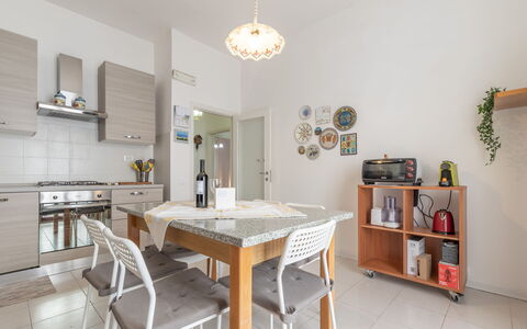 Il Colle Sul Mare Holiday Home: Bord, Møbel, Ejendom, Hylde, Træ, Indretning, Cabinetry, Stol, Reoler, Etage