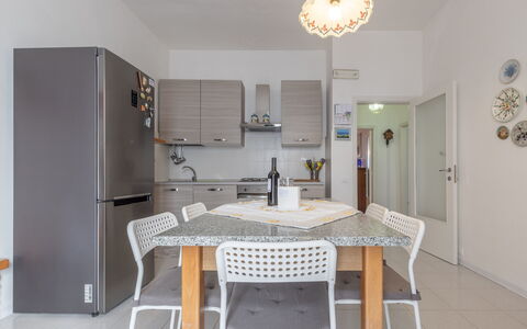 Il Colle Sul Mare Holiday Home: Bord, Møbel, Cabinetry, Stol, Træ, Indretning, Bygning, Gulvbelægning, Etage