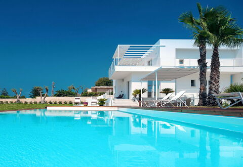 Casa Mareblu - Marina Di Modica, Sicilia: Vand, Himmel, Ejendom, Bygning, Svømmepøl, Plante, Azure, Badeby, Træ, Udendørs Møbler