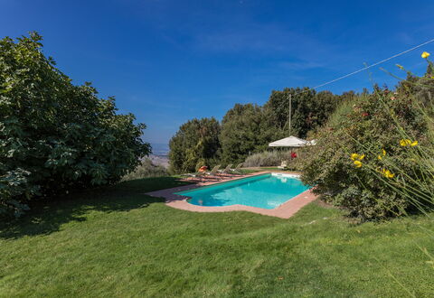 Villa Belvedere: Himmel, Plante, Vand, Naturlige Landskab, Træ, Land Lot, Svømmepøl, Skygge, Græs, Landskab
