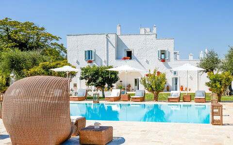 Masseria Lamacerase: Himmel, Bygning, Plante, Azure, Træ, Hus, Udendørs Møbler, Fritid, Væg, Urban Design