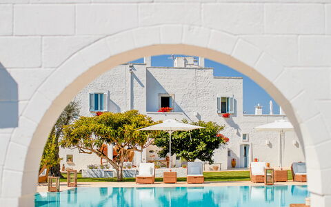 Masseria Lamacerase: Azure, Vand, Bygning, Plante, Urban Design, Skygge, Udendørs Møbler, Maling, Kunst, Træ