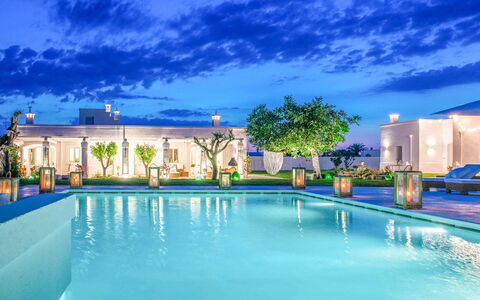Masseria Lamacerase: Vand, Sky, Bygning, Himmel, Ejendom, Plante, Blå, Svømmepøl, Azure, Træ