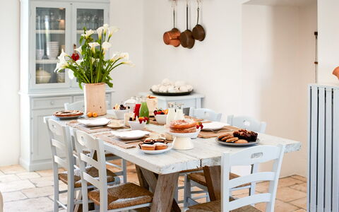 Masseria Lamacerase: Bord, Mad, Møbel, Bordservice, Vindue, Orange, Plante, Træ, Stol, Indretning